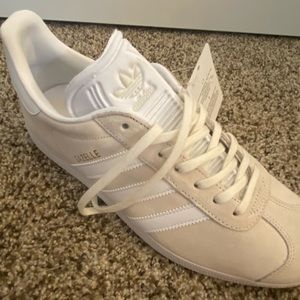Women’s 9.5 Adidas Gazelle shoes